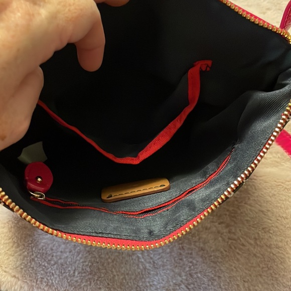 Adorable Tommy Hilfiger purse - Picture 5 of 7